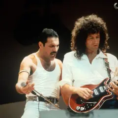 Freddie Mercury i Brian May z Queen podczas legendarnego koncertu Live Aid.
