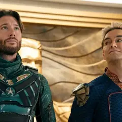 Homelander und Soldier Boy blicken nach oben, bereit für die neue Staffel von "The Boys".