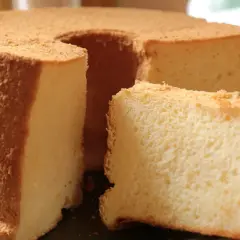 Puszysta babka biszkoptowa, idealna do kawy. Ten przepis na babkę wiszącą zachwyci każdego!