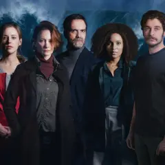Sechs ernste Gesichter blicken uns entgegen, im Hintergrund eine tosende Welle. Die **Survivors**-Serie auf ZDF erzählt von Überlebenskampf und Hoffnung.