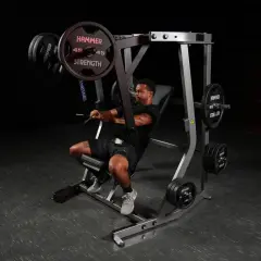Man tränar decline press på ett gym.