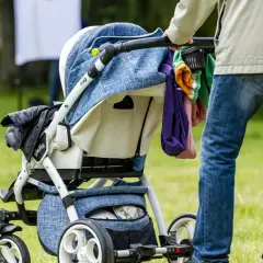 Ojcowski Park Narodowy: atrakcje dla dzieci. Rodzina z wózkiem spacerowym cieszy się zielenią i aktywnościami na świeżym powietrzu.