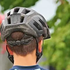Chcesz wiedzieć, jak zmierzyć głowę do kasku? Zobacz, jak dopasować kask rowerowy, by był bezpieczny i wygodny.