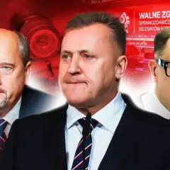 Trzech mężczyzn w garniturach, w tym prezes PZPN, na tle czerwonego banera z napisem "WALNE ZGROMADZENIE".