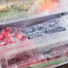 Zamrożone truskawki, borówki i warzywa. Pamiętaj, czego nie można mrozić, by uniknąć strat.