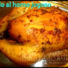 Pollo al horno jugoso, dorado y crujiente, listo para disfrutar. Un festín para los sentidos.