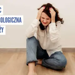 Kobieta w ciąży, z rękami na głowie, przeżywa trudne emocje. Pomoc psychologiczna dla przyszłych mam, nawet dla synowej, jest ważna.