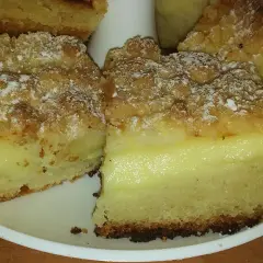 Pyszne ciasto drożdżowe z budyniem, posypane cukrem pudrem. Idealne na deser!