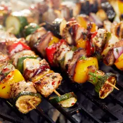 Szaszłyki z kurczaka, papryki i cukinii grillowane na ruszcie.