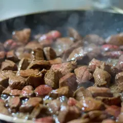Jak gotować wołowinę, aby była miękka i soczysta – proste metody i porady