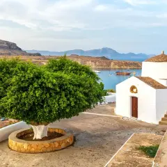 Ile trwa lot z Katowic na Rodos? Sprawdź czas przelotu i przesiadki