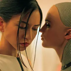 Dwie kobiety, jedna ludzka, druga androidka, w scenie z filmów o przyszłości ludzkości.
