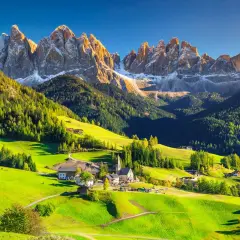 Un village pittoresque dans les Dolomites en Italie, idéal pour le camping. Des montagnes majestueuses, des prairies verdoyantes et des chalets traditionnels.