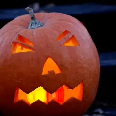Dynia na Halloween, świecąca w ciemności. Już 1 października czuć nadchodzącą atmosferę święta.