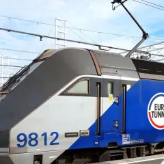 Lokomotywa Eurotunnel 9812 gotowa do podróży przez kanał La Manche.