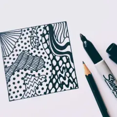 Schwarz-weiße Musterzeichnung auf Papier mit Stift und Marker.
