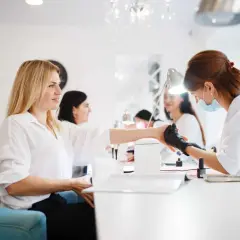 Krzesło dla stylistki paznokci: Jak wybrać idealne?