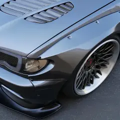 Agresywny tuning BMW E46 z poszerzeniami błotników i sportowym zderzakiem.