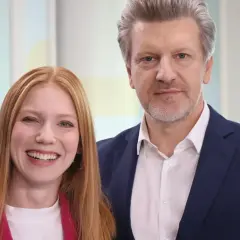 Uśmiechnięta Marianna Gierszewska z rudymi włosami obok mężczyzny w garniturze. Czy to jej rodzice?