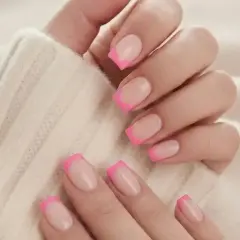 Vackra gelenaglar hemma med en klassisk fransk manikyr i en lekfull rosa nyans.