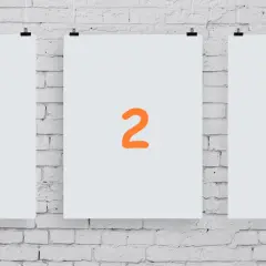 Trzy białe plakaty wiszą na ceglanej ścianie. Na każdym widnieje duża, pomarańczowa cyfra: 1, 2, 3. Zasada 3 dni w pigułce.