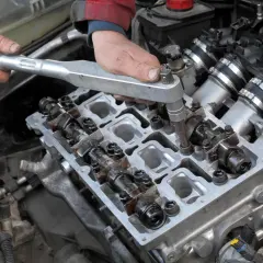 Meccanico utilizza chiave dinamometrica per rispettare le coppie di serraggio motori.