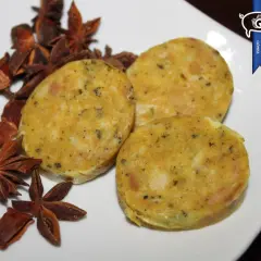 Rodajas de morcilla blanca con especias y anís estrellado. Los ingredientes de esta morcilla blanca prometen un sabor único.
