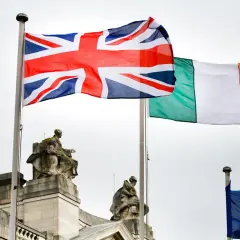 Union Jack und irische Flagge wehen nebeneinander. Die EU-Flagge ist im Hintergrund zu sehen.
