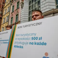 Bon turystyczny bez noclegu można wykorzystać na pobyt w gospodarstwie agroturystycznym lub obozie. Dzieciom z niepełnosprawnością przysługuje dodatkowe 500 zł.