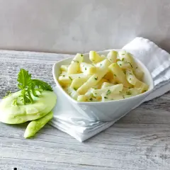 Kohlrabi in cremiger Soße, perfekt gekocht. Wie lange kohlrabi kochen? Hier ist die Antwort auf einem Teller!
