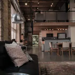 Geräumige maisonette wohnung mit offener Küche, Essbereich und gemütlichem Wohnzimmer.