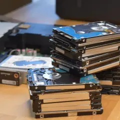Stosy dysków twardych, gotowe do wymiany dysku Xbox One S.