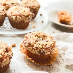 Pyszne muffinki z kruszonką, idealne do pieczenia z termoobiegiem. Wyglądają apetycznie!