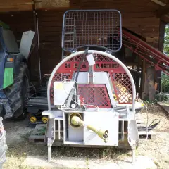 BGU Seilwinde mit Traktor im Hintergrund.