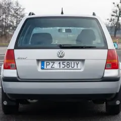 Srebrny Volkswagen Golf 4 1.4 16v na parkingu.