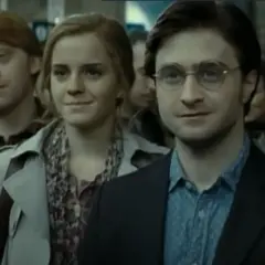Harry, Ron i Hermiona w tłumie, jakby na peronie. Może to scena z filmu "Harry Potter i Przeklęte Dziecko"?