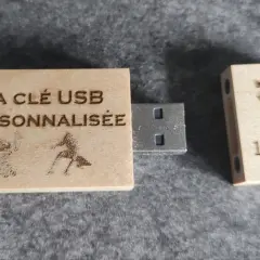 Clé USB bois personnalisée avec Stitch et un personnage en action. La clé de 16 Go est gravée.