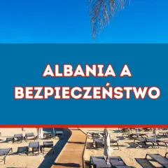 Słoneczna plaża z leżakami i parasolami. Napis na niebieskim tle: "Albania a bezpieczeństwo". Czy w Albanii jest bezpiecznie?