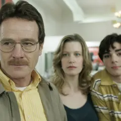 Walter White, Skyler e Walt Jr. in una scena di Breaking Bad. La tensione è palpabile, ma Skyler muore solo nel finale.