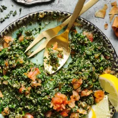 En fräsch tabbouleh med persilja, tomat och bulgur, serverad med citronklyftor och pitabröd. Ett perfekt tabbouleh recept för sommaren.