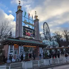 Liseberg med Kaninernas Jul. En ledsagare kan hjälpa dig att uppleva parken.