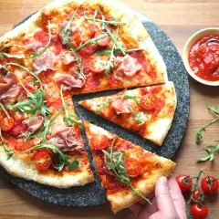 Pizza jak z pizzerii przepis – idealne ciasto i sos w domu