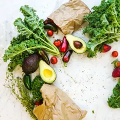 Awokado, jarmuż, pomidorki i truskawki – idealne składniki, by dowiedzieć się, co jeść na obniżenie cholesterolu.