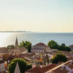 Widok na Zadar z dachu, morze i wyspy w oddali. Idealne miejsce na wakacje, gdzie zadar atrakcje dla dzieci czekają na odkrycie.