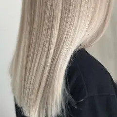 Krótkie, proste, blond włosy z subtelnymi refleksami, widok z boku.