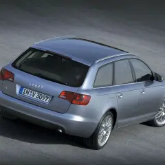 Srebrne Audi A6 C6 2.7 TDI Avant z widokiem od tyłu, zaparkowane na asfaltowej nawierzchni.