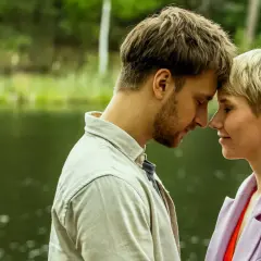 Para, czołami dotykając się, wpatruje w siebie nad wodą. Dziś śpisz ze mną, szepcze wiatr.