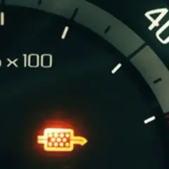 Świecąca się kontrolka DPF na desce rozdzielczej to jeden z objawów zapchanego filtra.