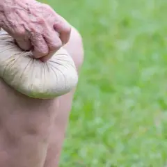 Ból kolan: Domowe sposoby, ćwiczenia i kiedy iść do lekarza?