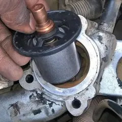 Gdzie jest termostat w Mazda 6 2.0 diesel? Oto ważne informacje